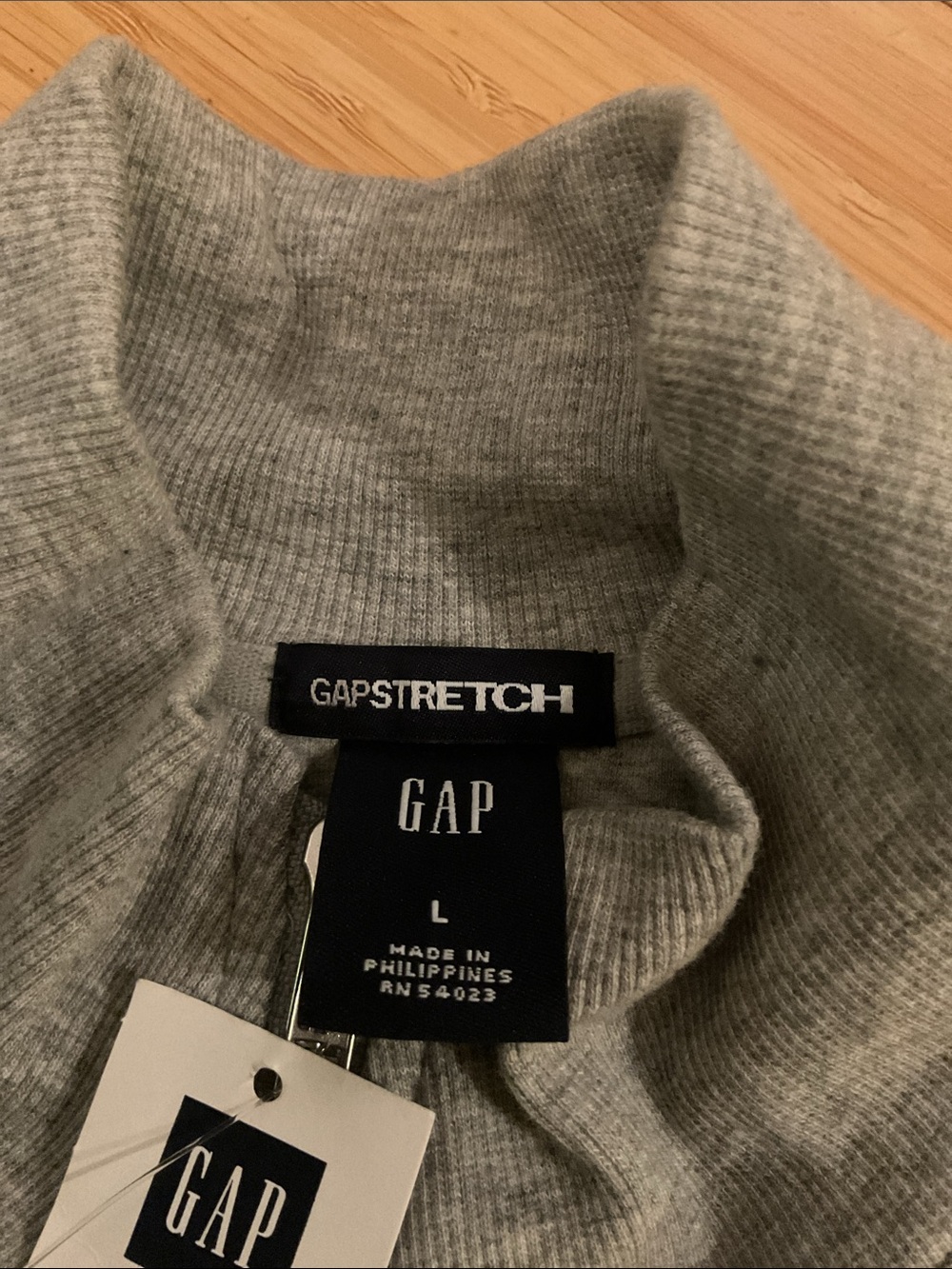 GAP Women’s  Light Gray Sleeveless Zip-Up Vest - Picture 3 of 4